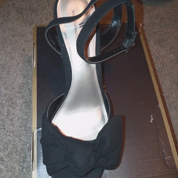 Worthington Suede bow heels. Tried on - never worn - Picture 1 of 5